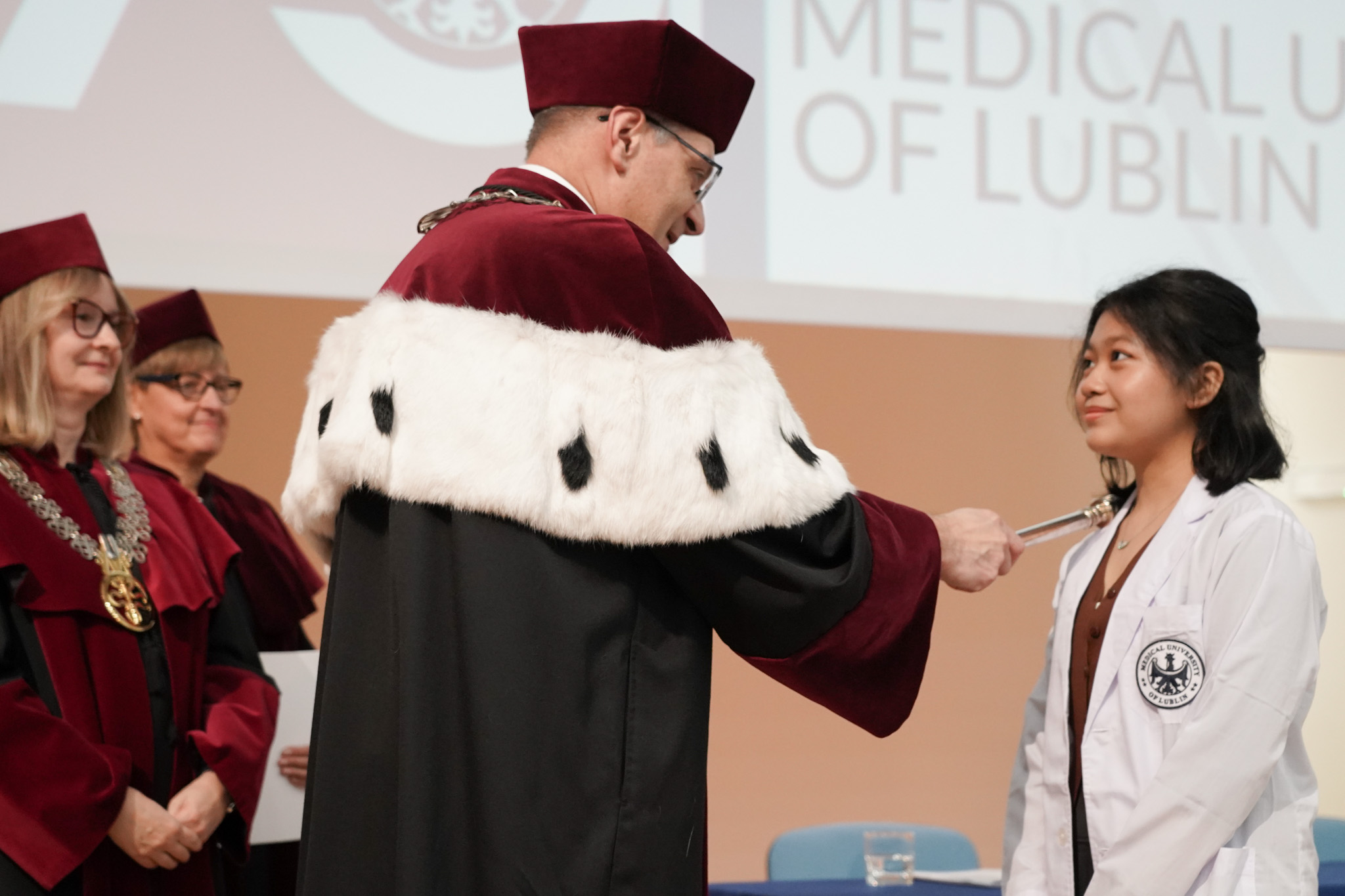 prorektor pasuje studentkę podczas immatrykulacji