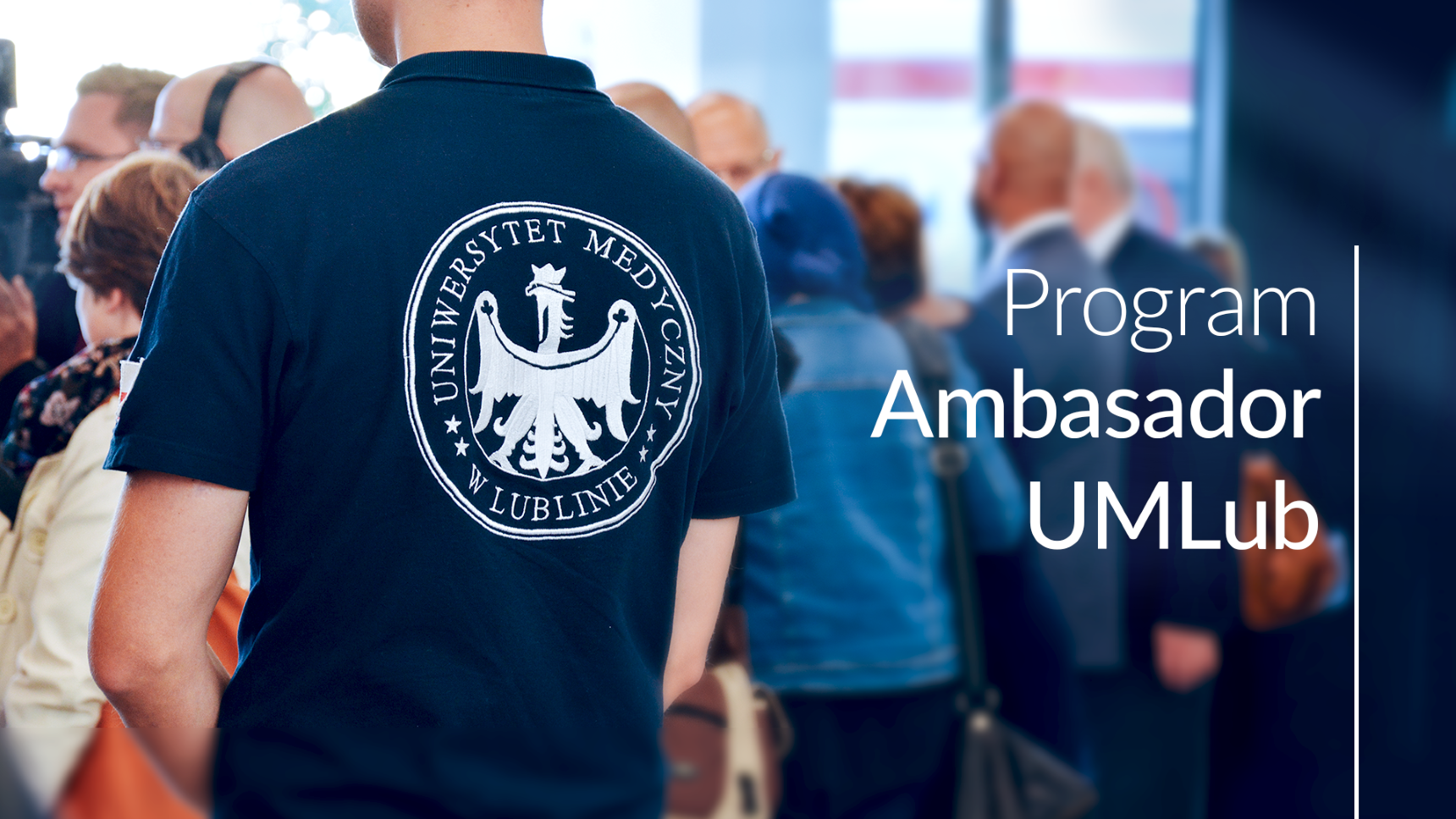 plecy studenta w koszulce uniwersyteckiej