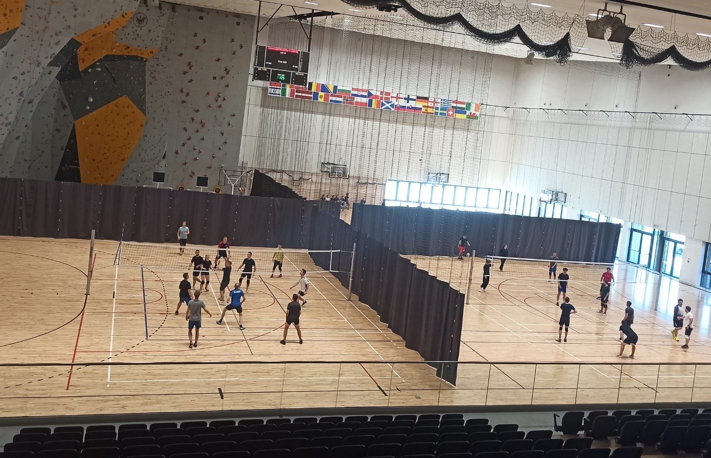 na hali sportowej drużyny grają w siatkówkę
