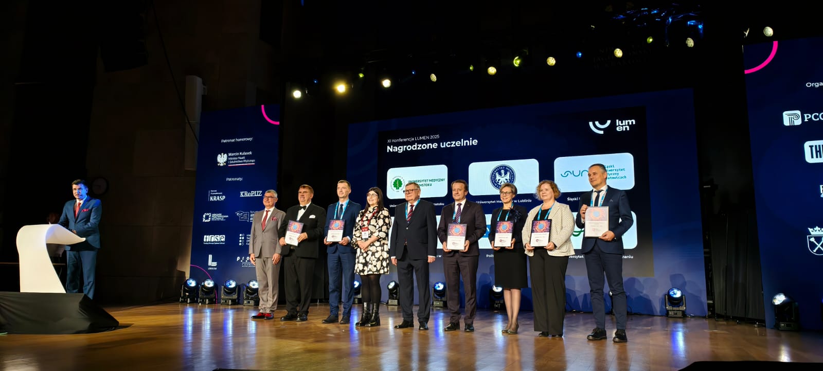 zdjęcie zbiorowe laureatów gali Lumen