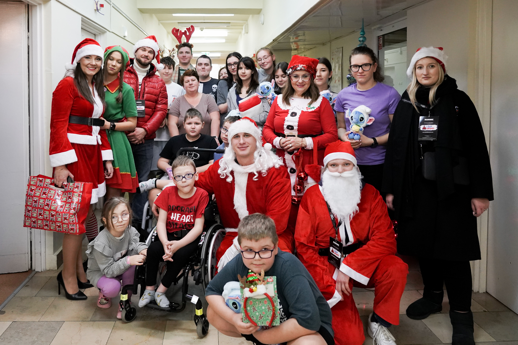 uczestnicy akcji i mali pacjenci - zdjęcie zbiorowe