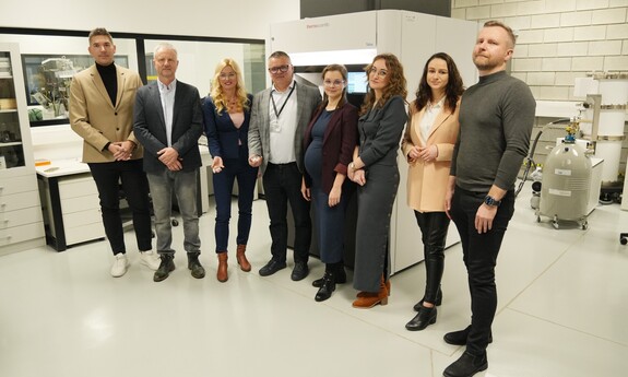 zdjęcie grupowe zespołu opracowującego implant