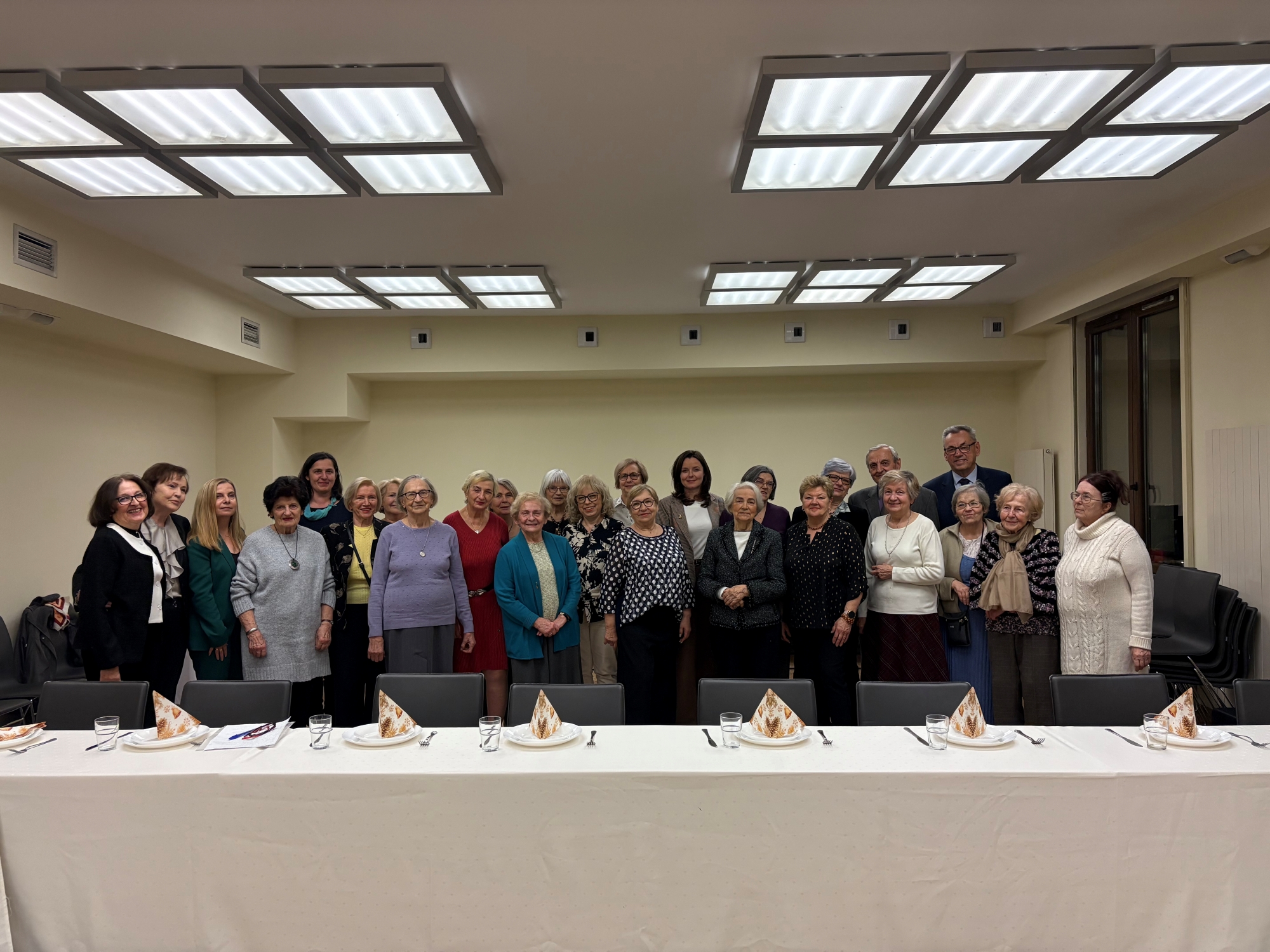 zdjęcie grupowe klubu seniora