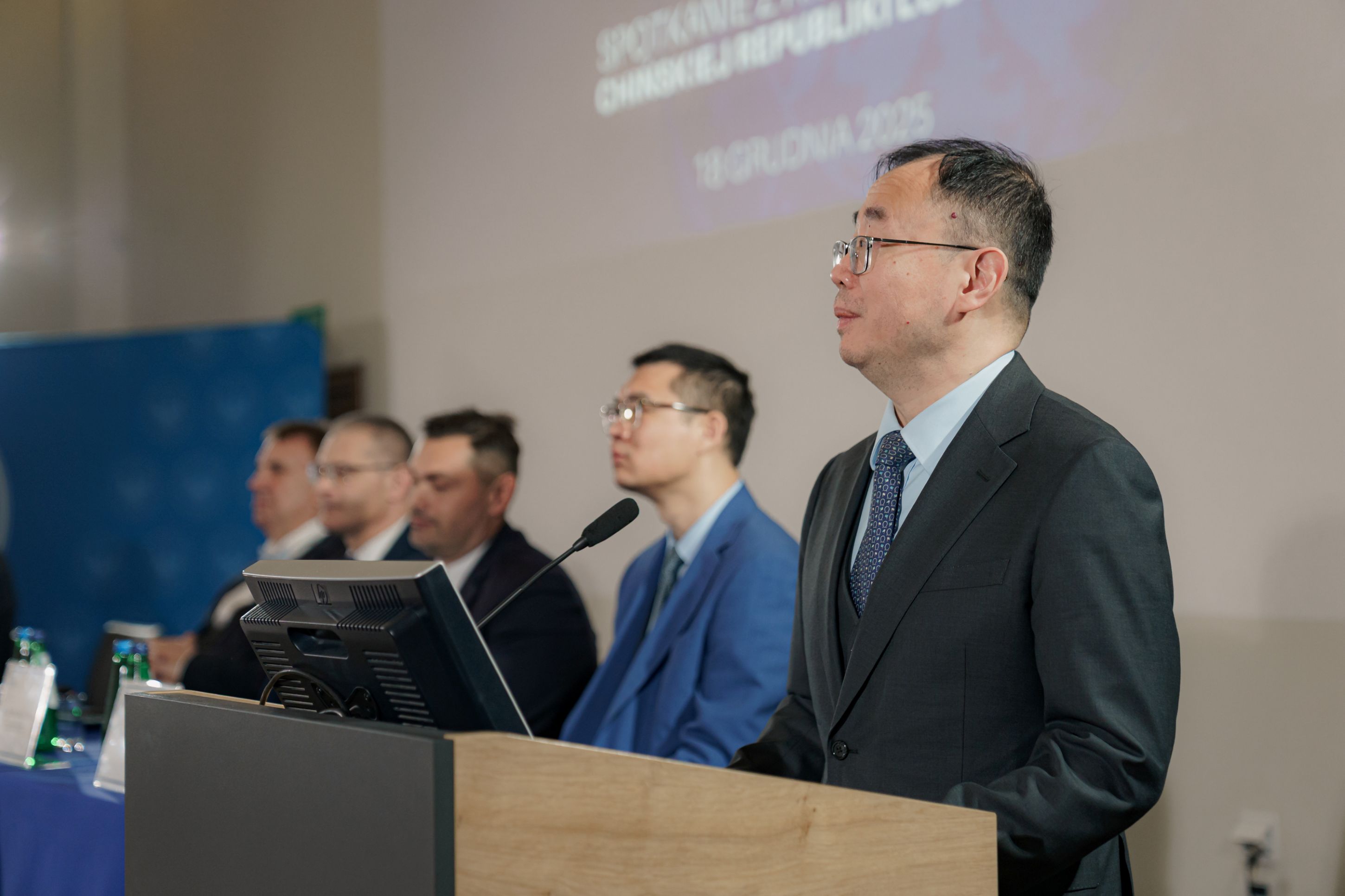 ambasador Chin podczas przemówienia