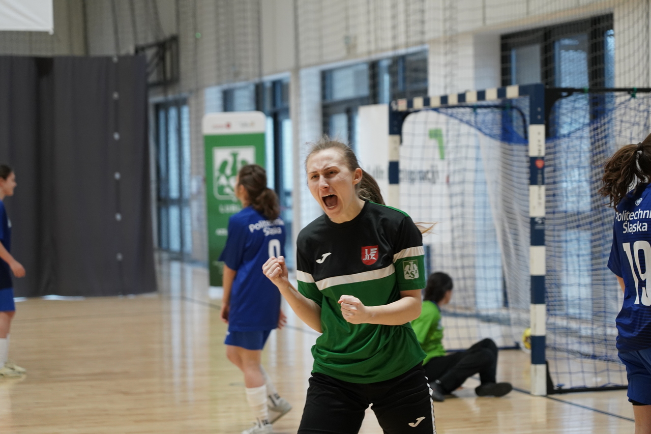 Droga do finału zaczyna się w Lublinie.  Półfinału B Akademickich Mistrzostw Polski w Futsalu Kobiet właśnie się rozpoczął! 