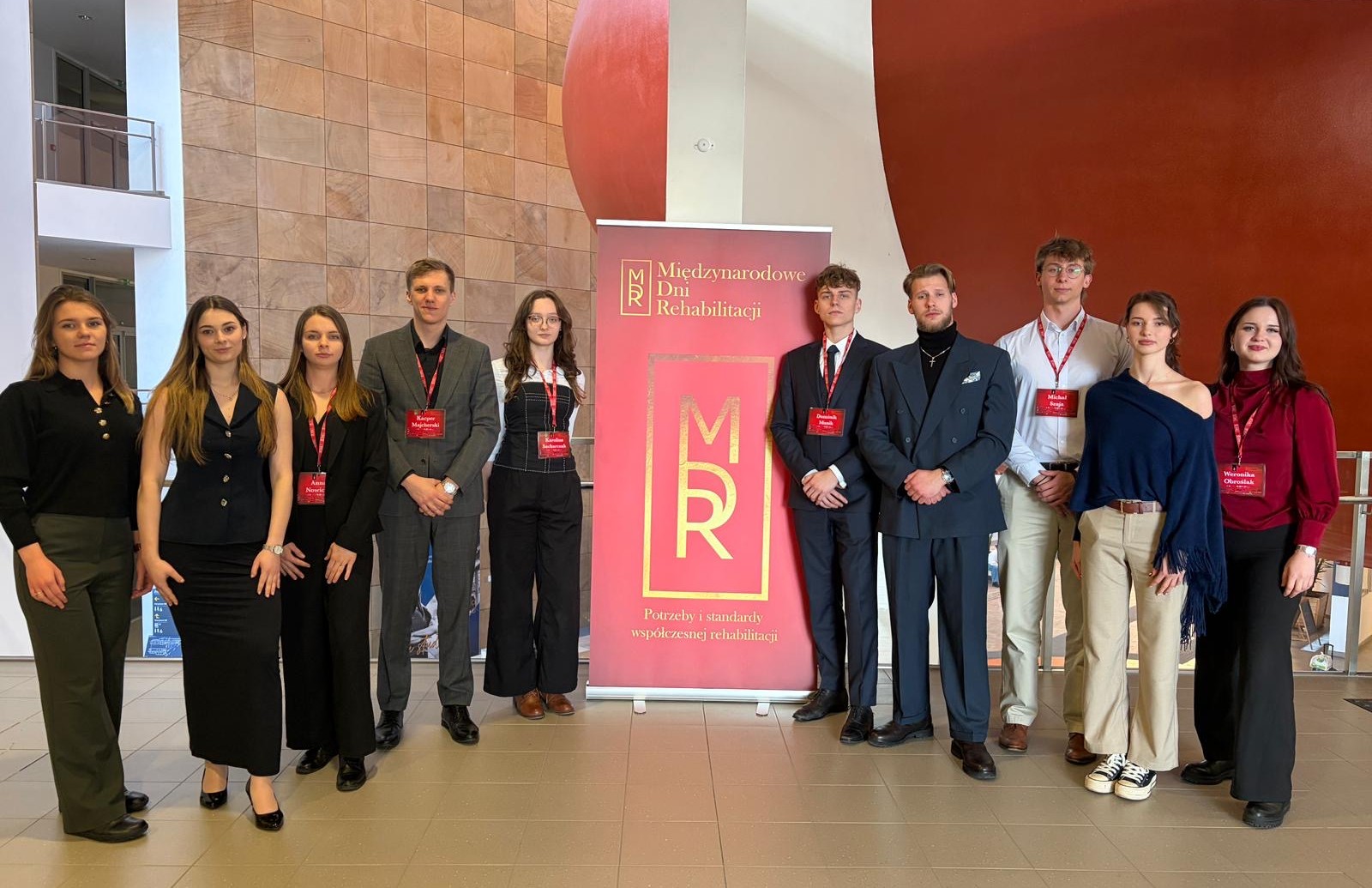 zdjęcie grupowe laureatów i opiekunów