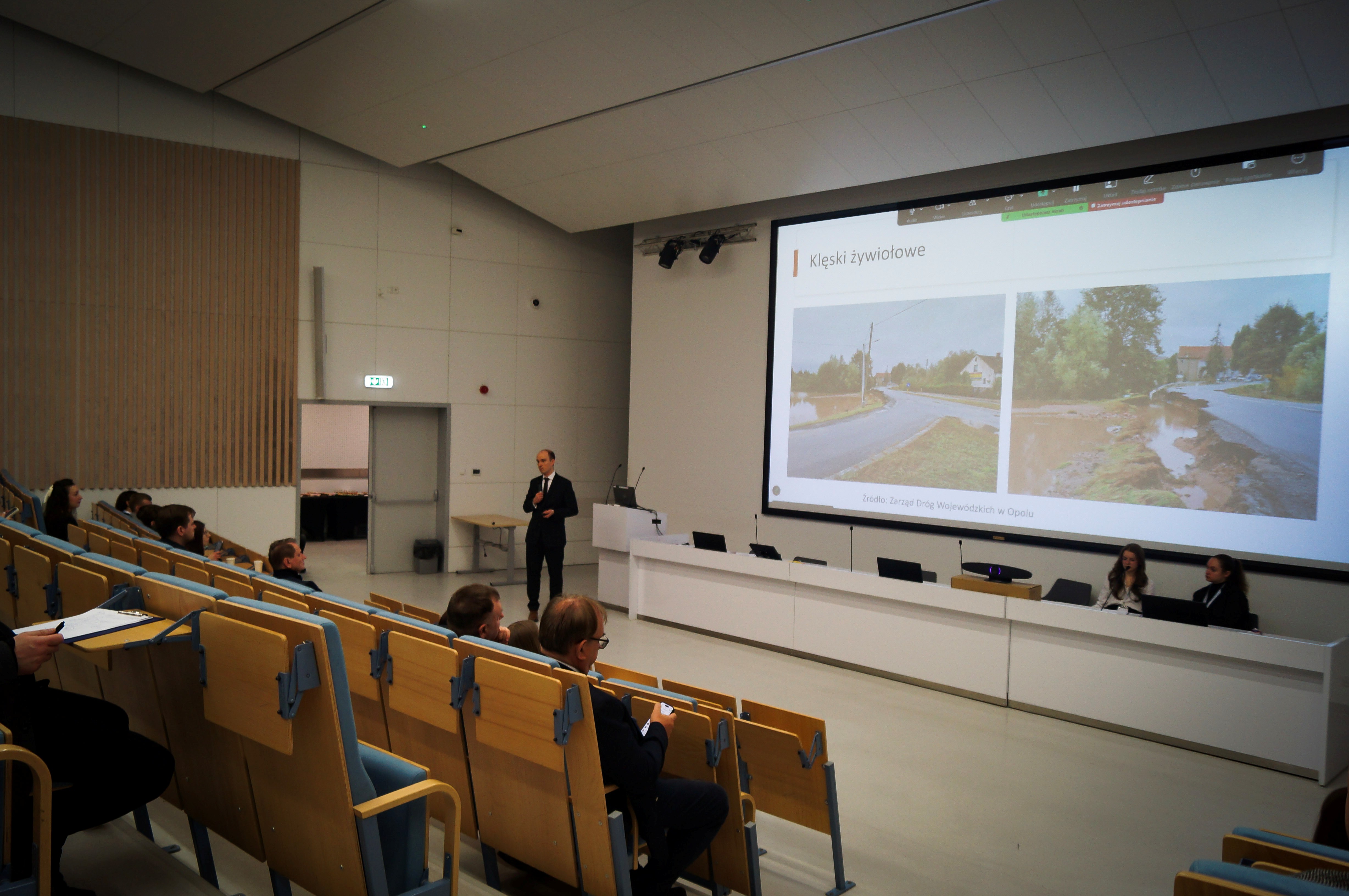 dr Dębiński podczas wykładu na auli