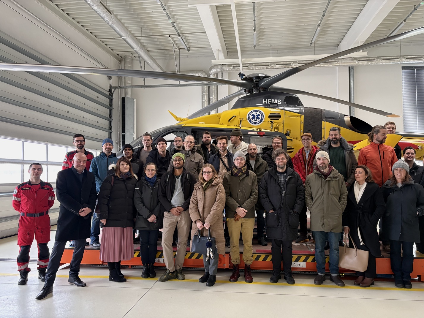 Grupa szwedzkich lekarzy przy śmigłowcu w bazie LPR
