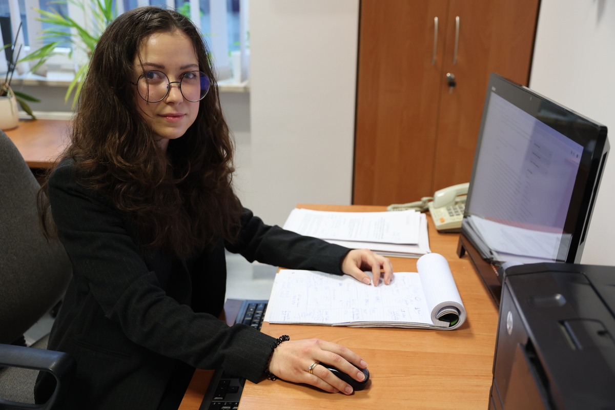 Mgr Justyna Lubińska przy biurku