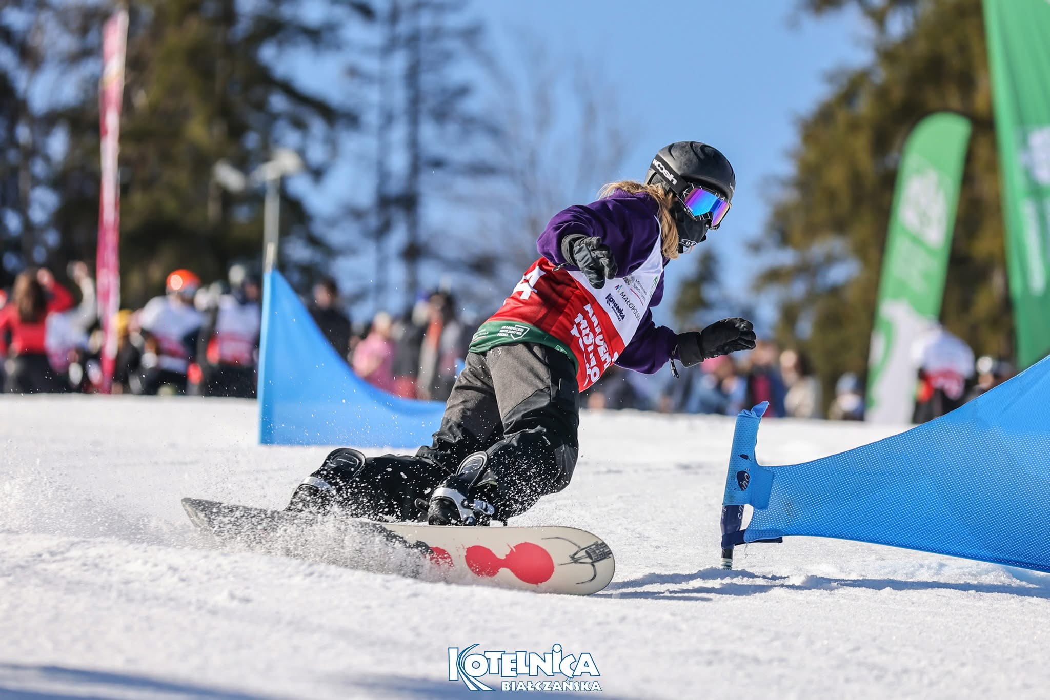 studentka podczas zjazdu na torze snowbordowym