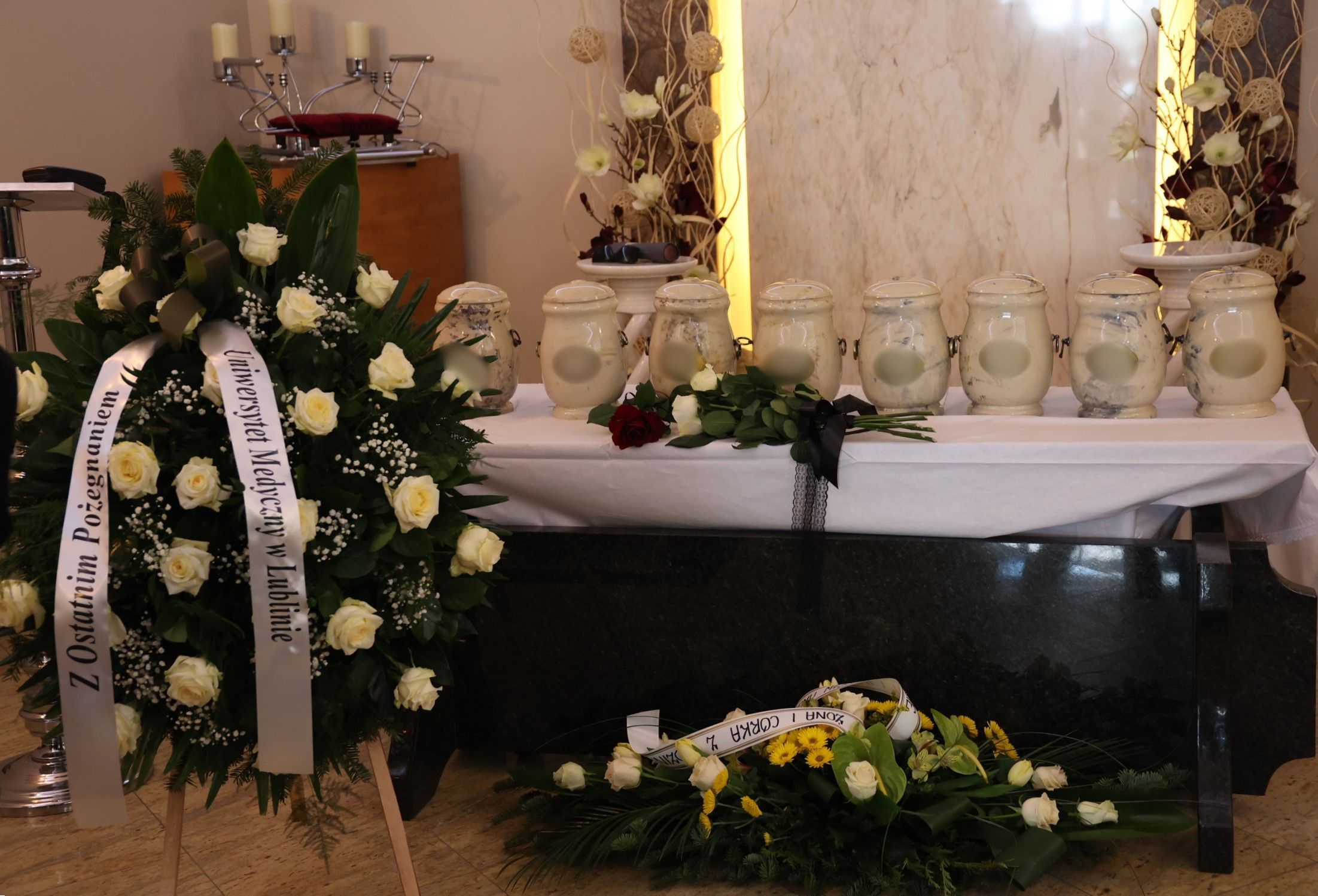 urny z prochami donatorów oraz wieńce pogrzebowe