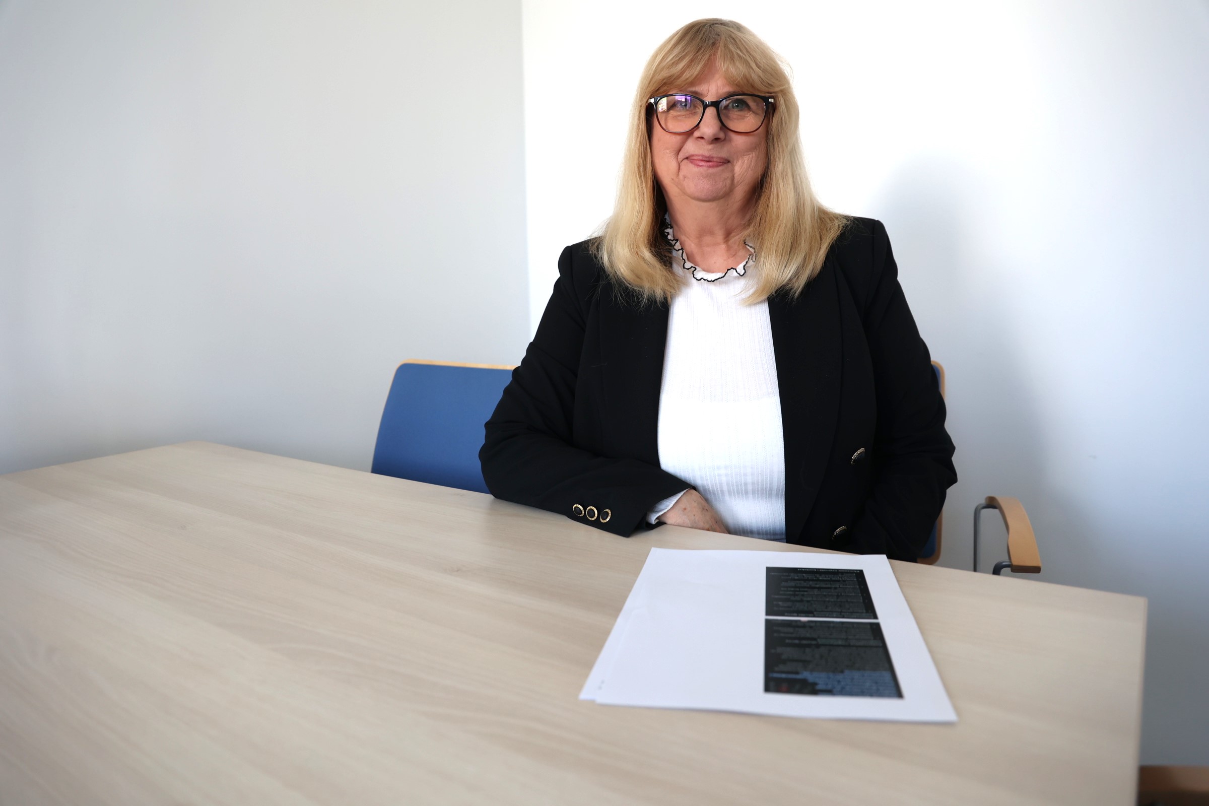 dyrektor UCS dr hab. n. med. Elżbieta Pels siedzi za biurkiem