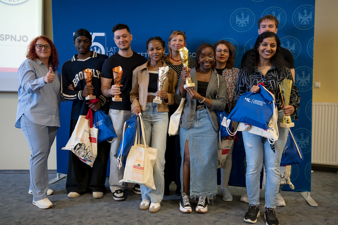 laureci konkursu - zdjęcie grupowe z pucharami na ściance