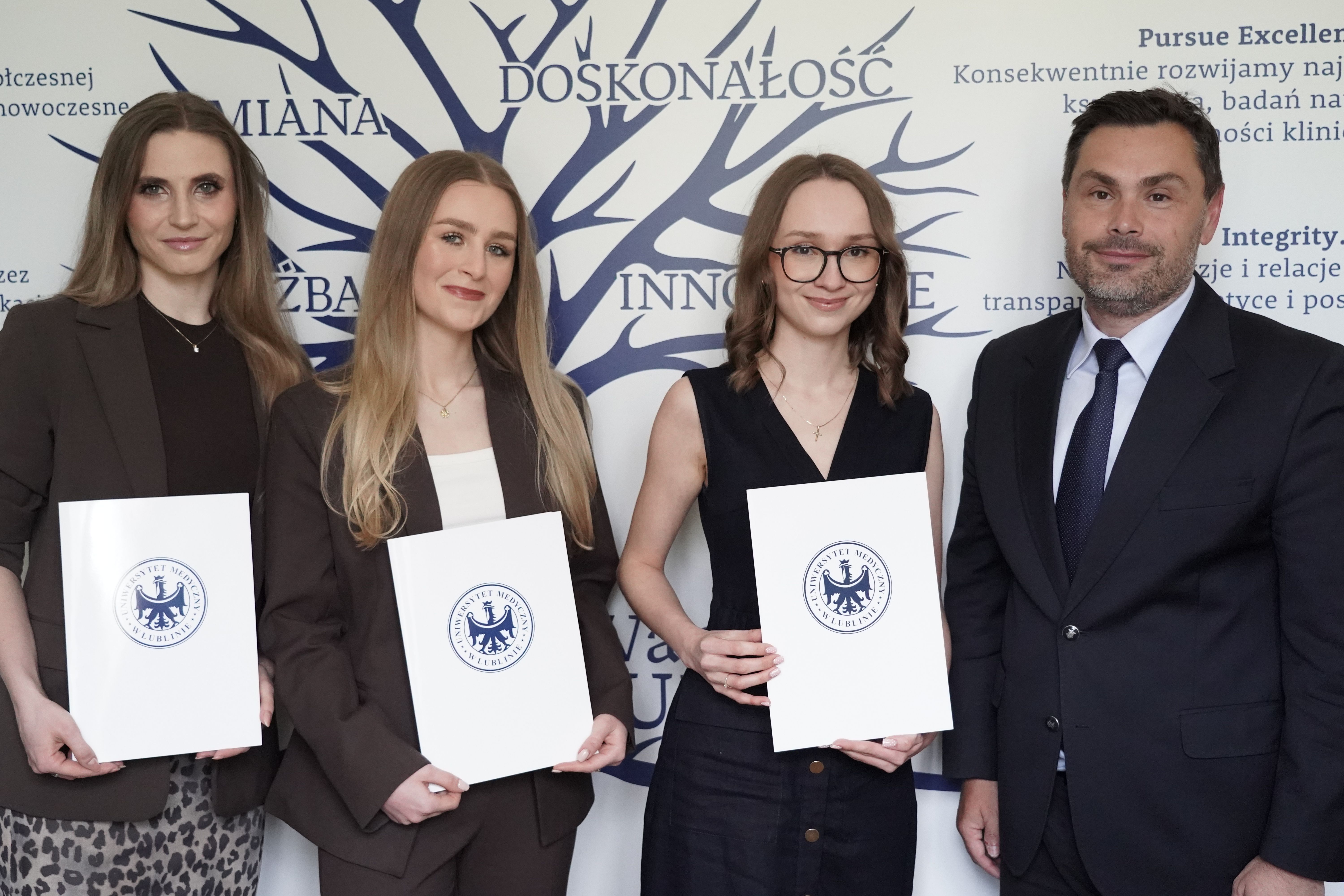 Prorektor ds. Kształcenia i Dydaktyki, prof. dr hab. n. med. Kamil Torres pogratulował stypendystkom 