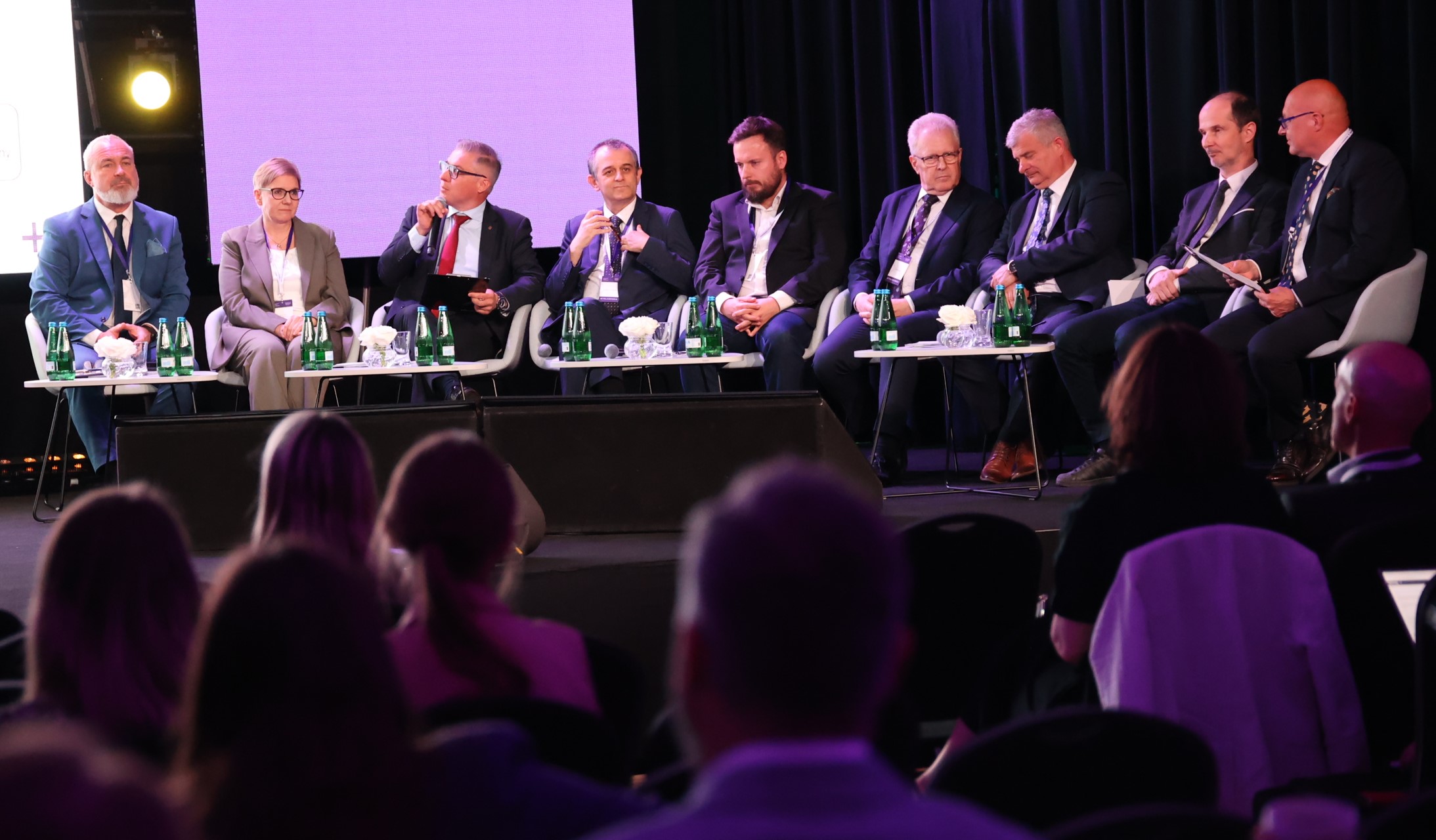 uczestnicy panelu dyskusyjnego z prorektorem prof. Majewskim
