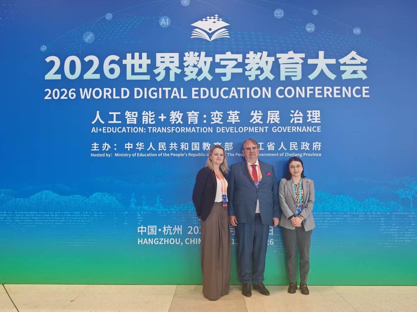 Rektor UMLUB na ściance 2026 World Digital Education Conference 