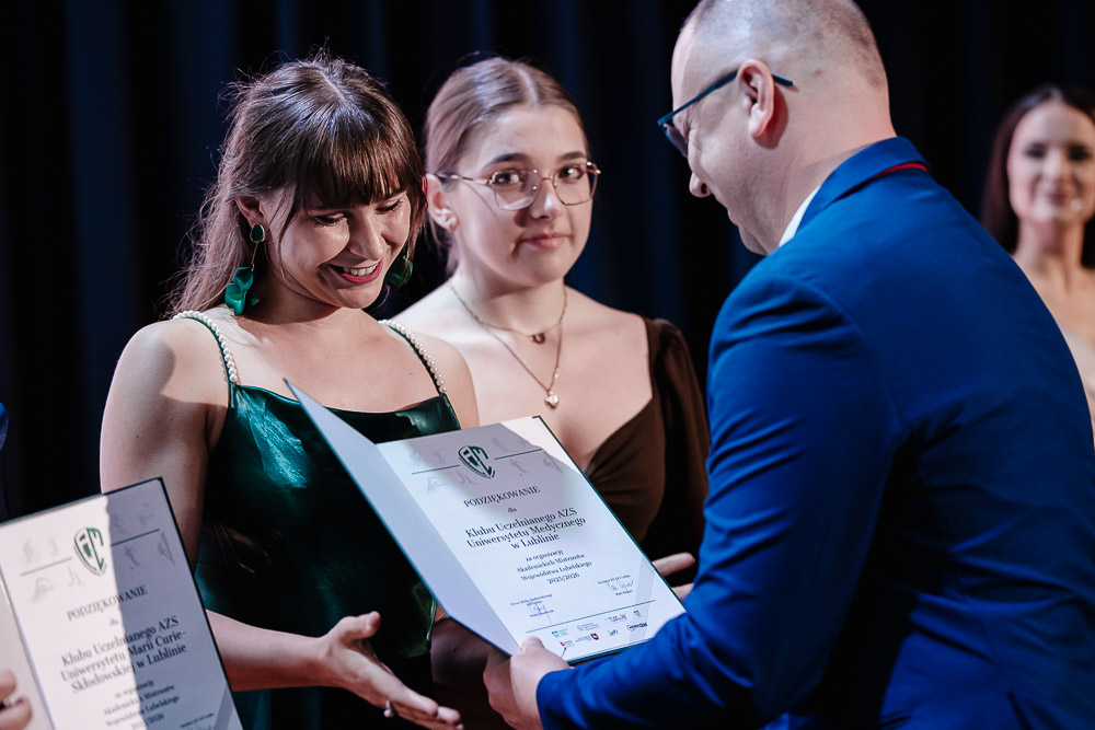 Na zdjęciu Monika Moskal, prezes KU AZS UM Lublin odbierająca oficjalne podziękowania