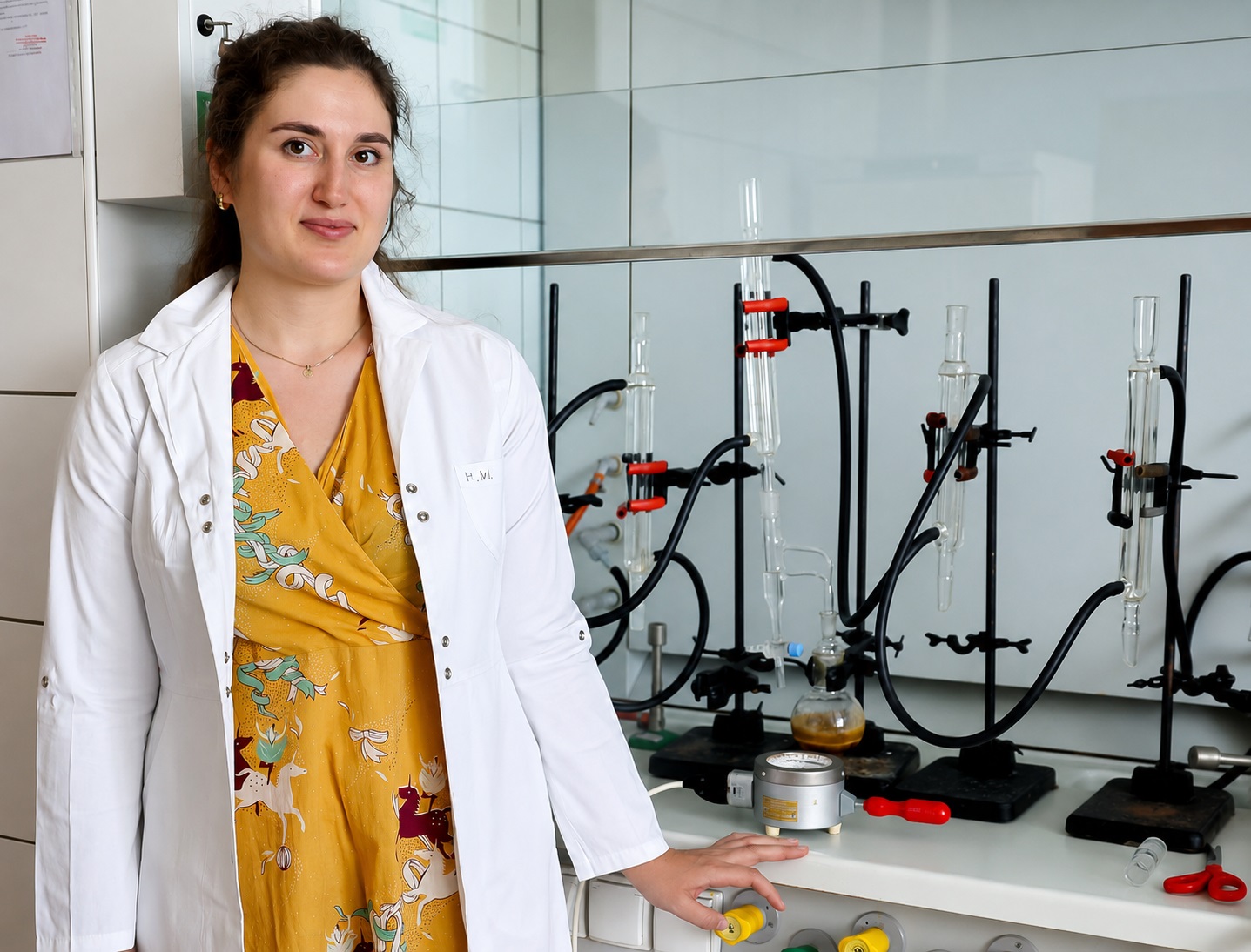 Dr Sara Janowska na tle aparatury laboratoryjnej
