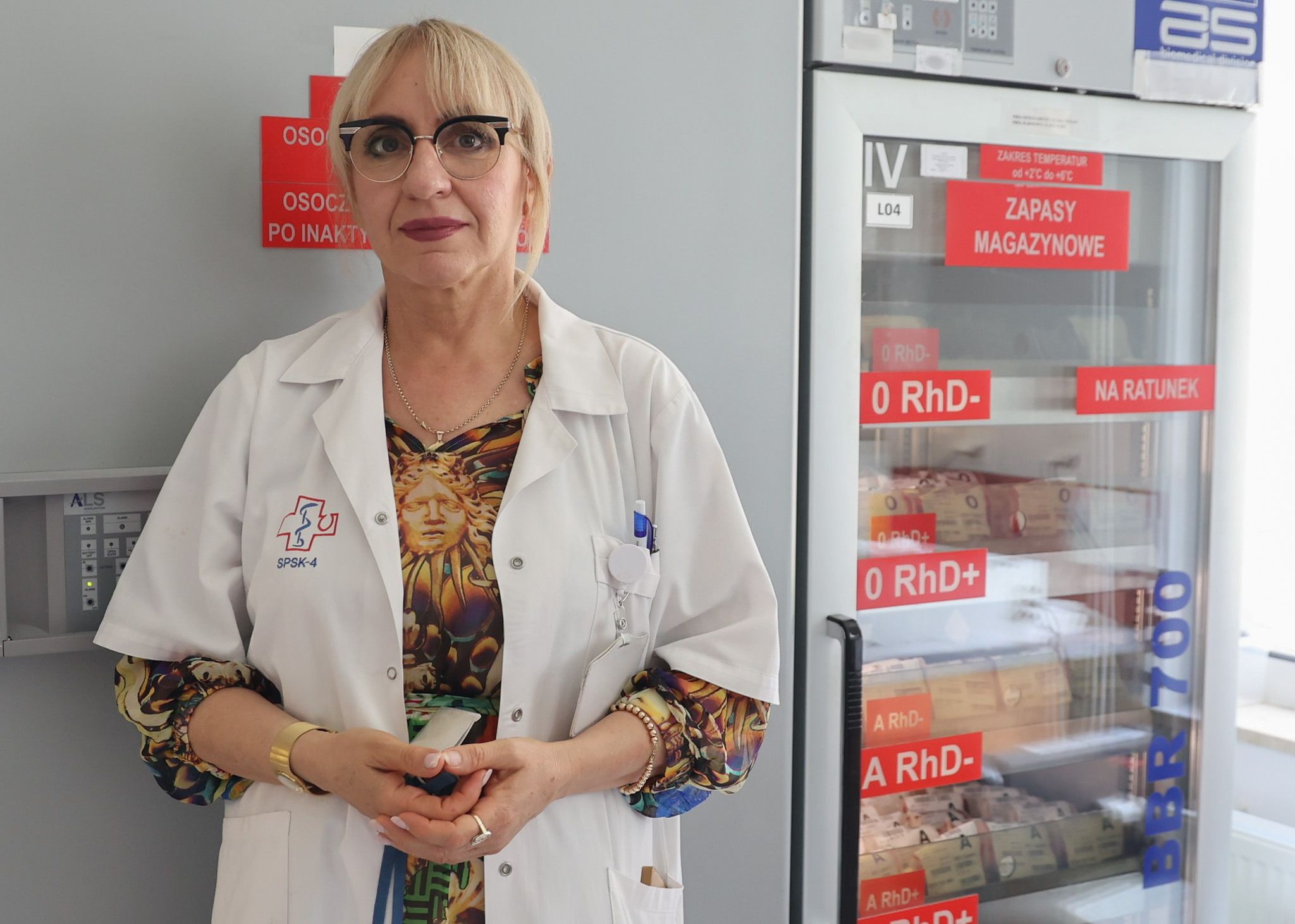 dr n. med. Katarzyna Błaszkiewicz na tle aparatury