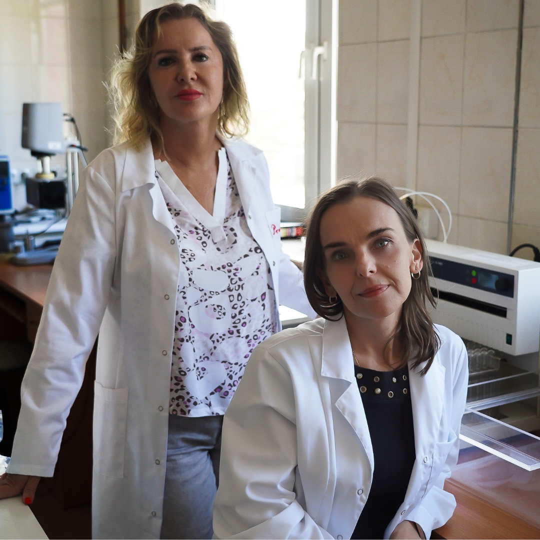 Na zdjęciu od lewej prof. dr hab. n. farm. Ewa Poleszak i dr n. farm. Katarzyna Wojciechowska, profesor uczelni 