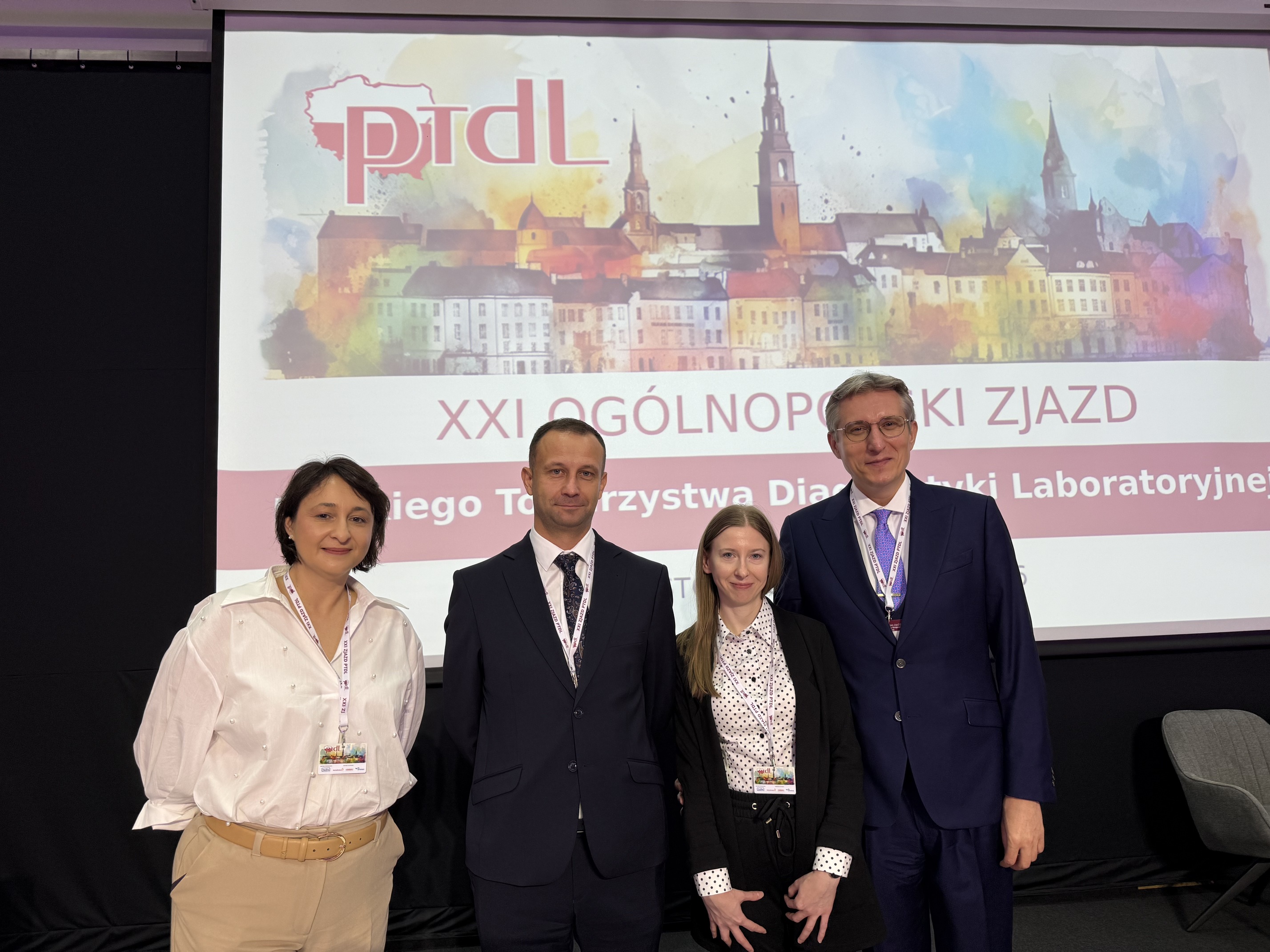 grupa osób pozuje do zdjęcia