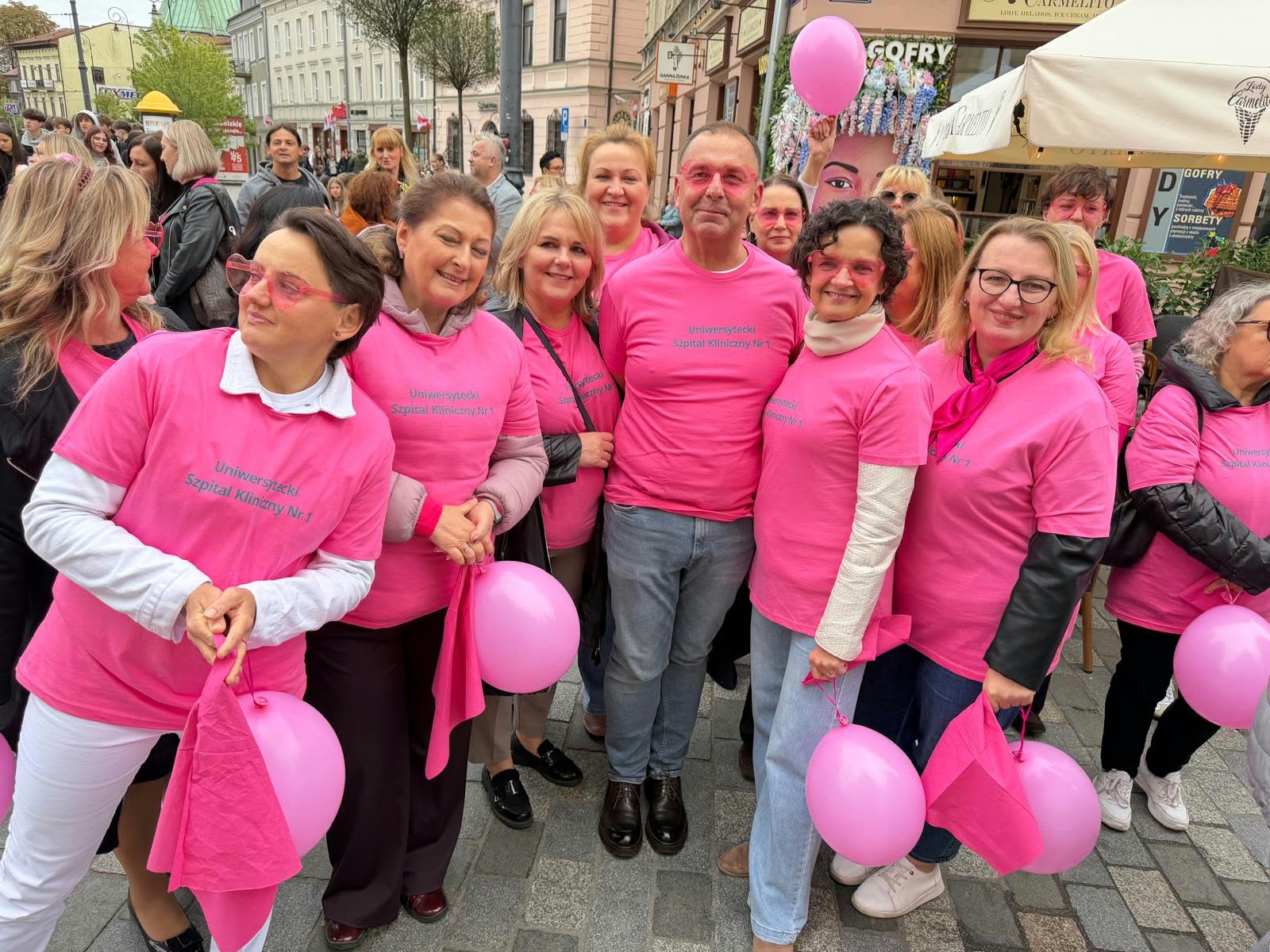 Zwieńczeniem „ONKO – tygodnia w USK 1” był udział pracowników Uniwersyteckiego Szpitala Klinicznego w Marszu Różowej Wstążki