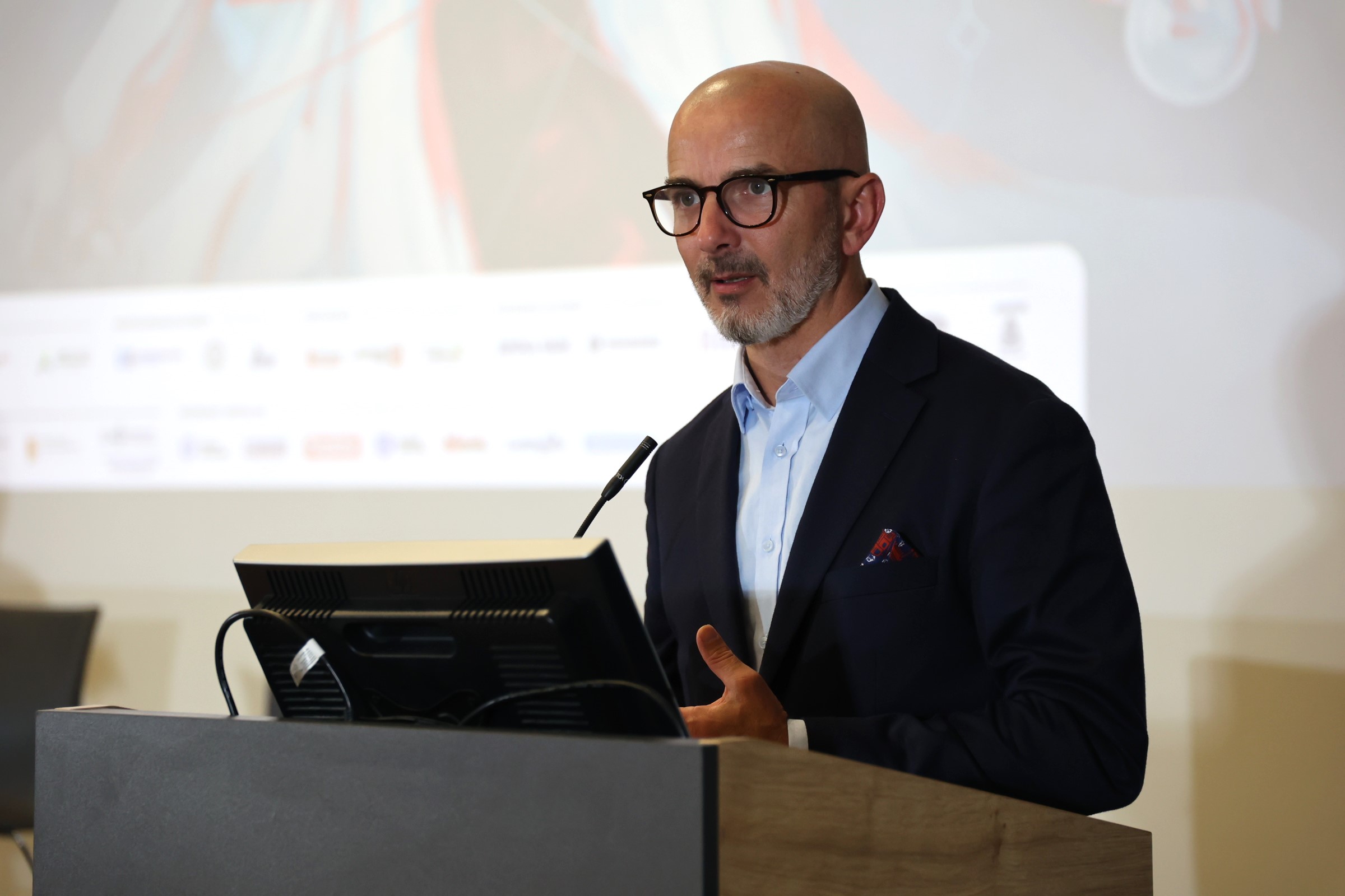 dr Tomasz Rożek na mównicy