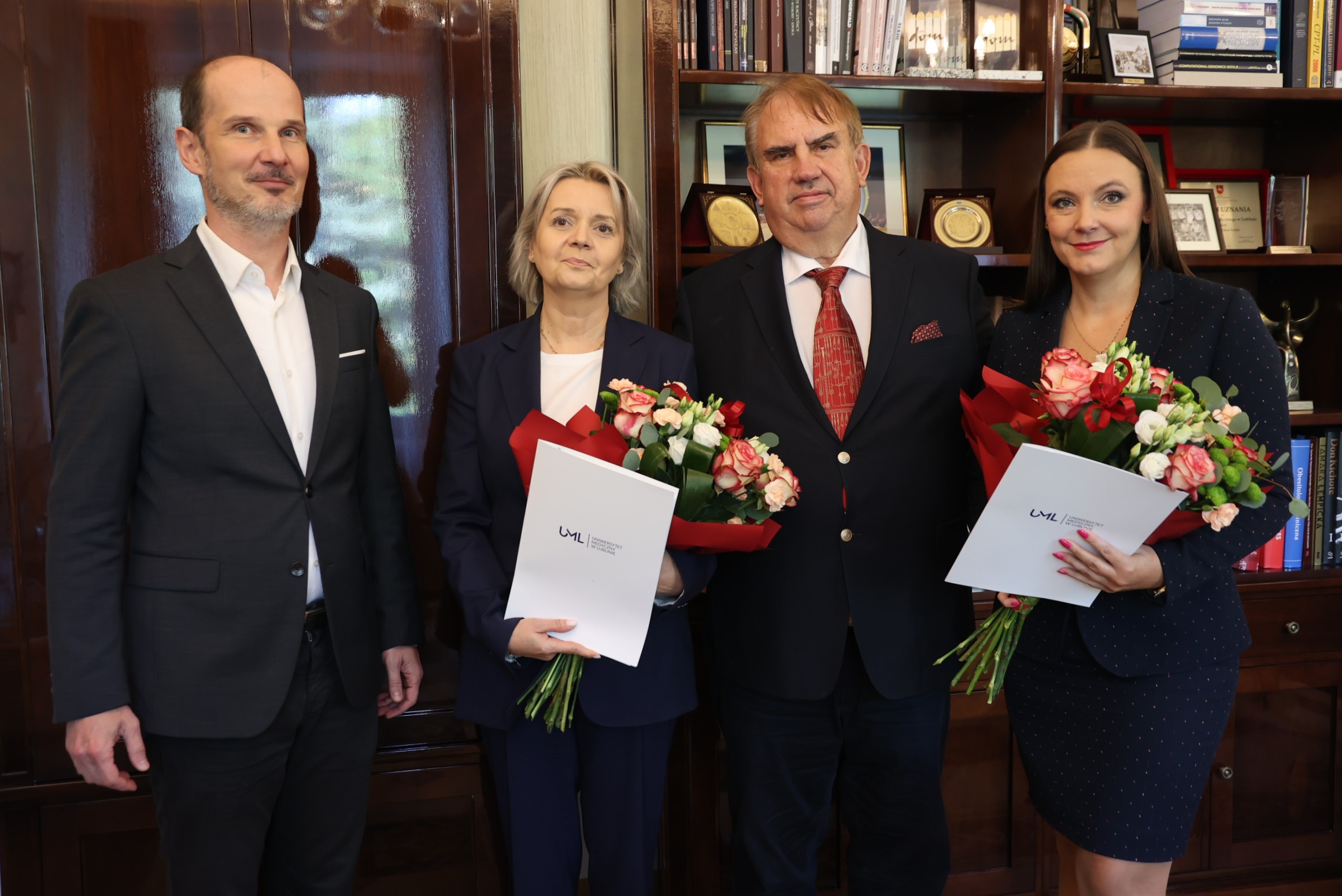 Rektor, Prorektor i nominowani dyrektorzy pozują do zdjęcia