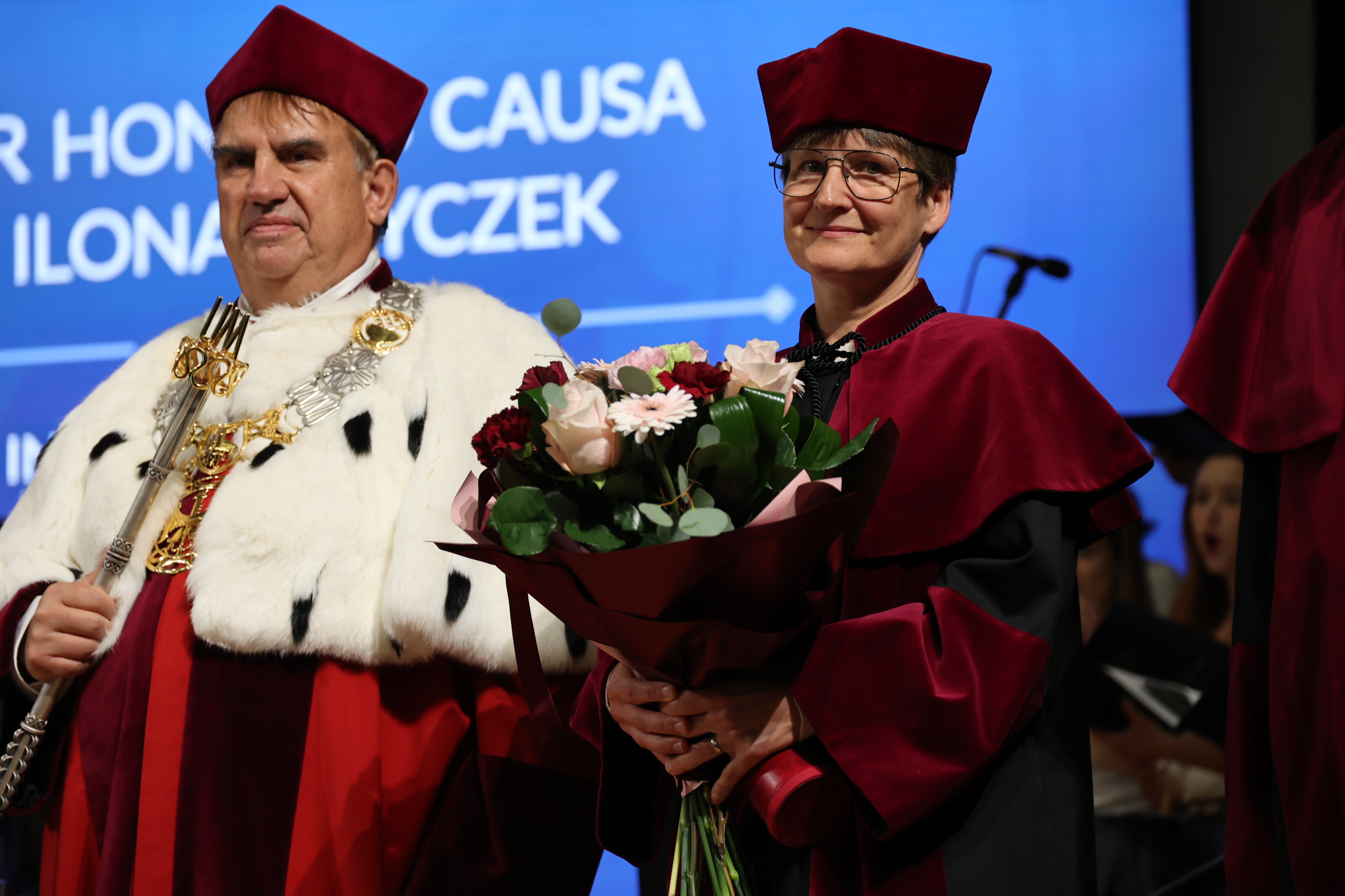 Rektor i prof. Kryczek z kwiatami