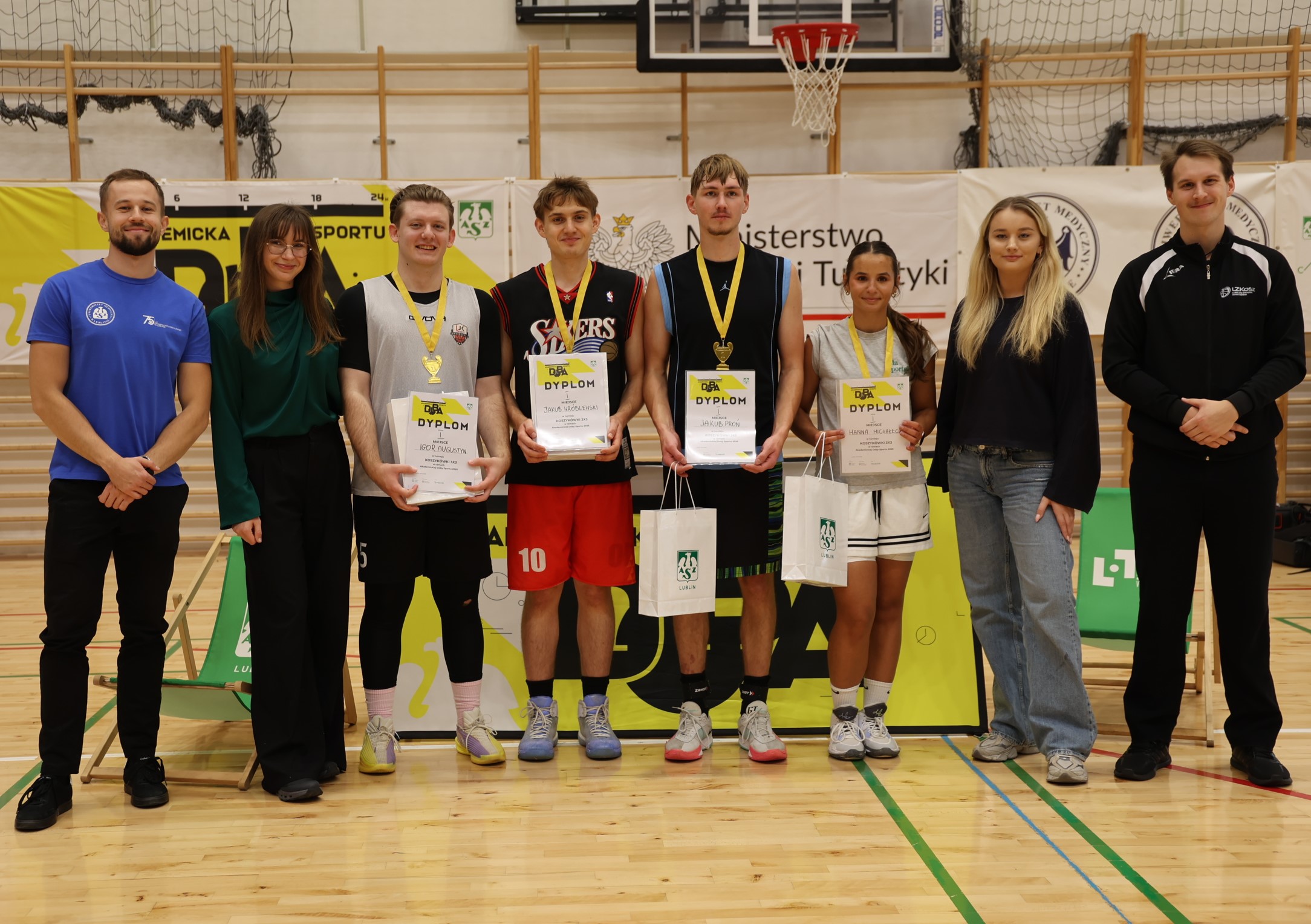zwycięska drużyna z medalami